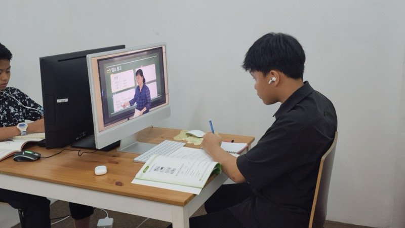 Student choosing how to join class