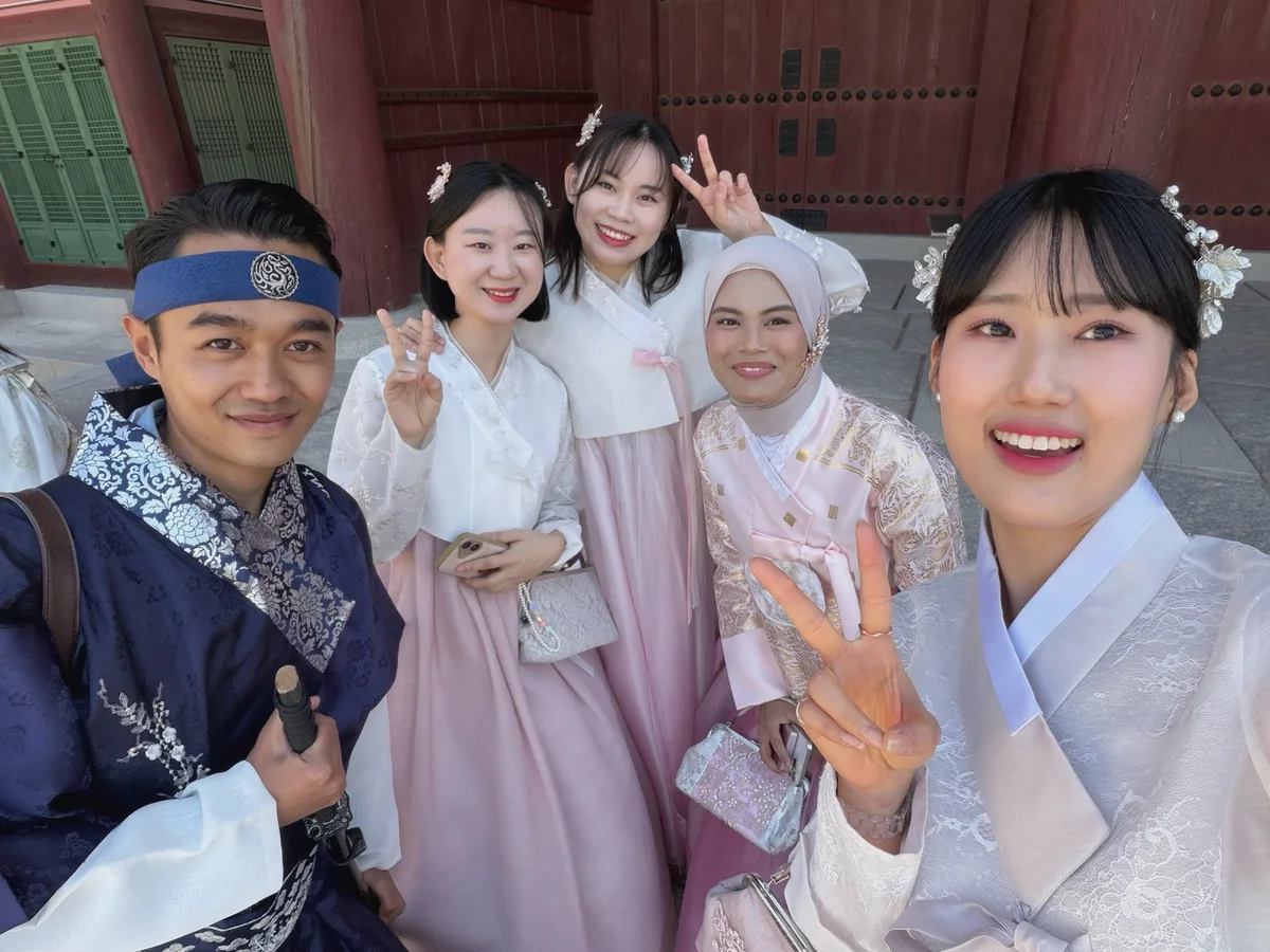 Students enjoying a Korean culture event at iSeodang