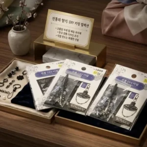 한국 전통 DIY 키링 키트 — 자개와 매듭 부자재가 담긴 패키지