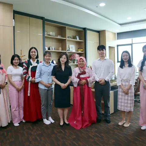 Guests wearing hanbok with iSeodang teachers during a Korean culture visit