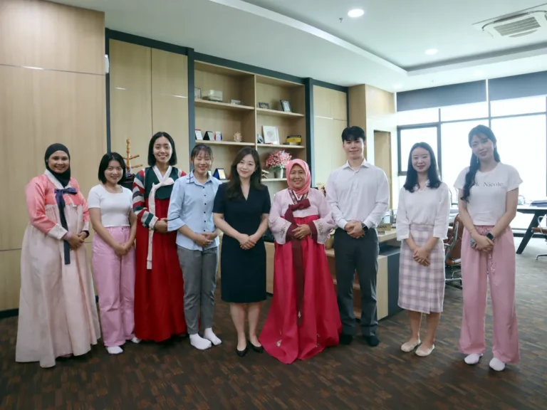 Guests in hanbok with iSeodang teachers at a cultural visit