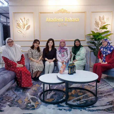 iSeodang teachers meeting language academy staff at a Malaysian university